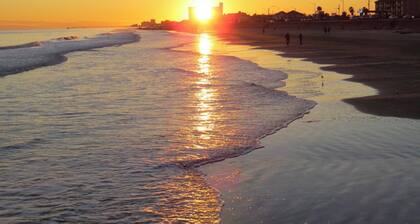 Lux Condo just minutes to Kemah Boardwalk, Houston Methodist Hospital, & NASA