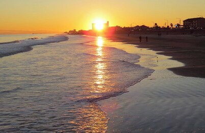 Lux Condo just minutes to Kemah Boardwalk, Houston Methodist Hospital, & NASA