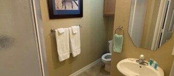 Lux Condo just minutes to Kemah Boardwalk, Houston Methodist Hospital, & NASA