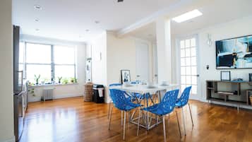 Appartement, 4 chambres, cuisine | Repas dans la chambre