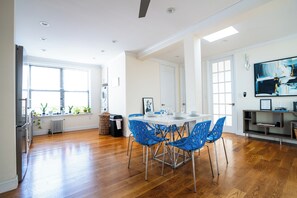 Apartment, 4 Schlafzimmer, Küche | Essbereich im Zimmer