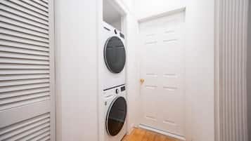 Suite, 3 Bedrooms, Kitchen | Interior