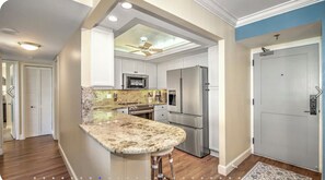 Private kitchen - 2 Bedroom beach/pool view,37ft balcony, boat slip,6 month rental only, May-Oct. (Marco Island)
