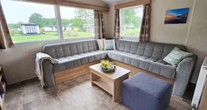 Modern Chalet Inn een Groene Oase van Rust