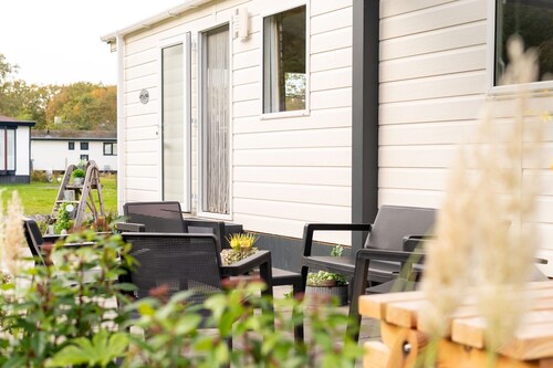 Modern Chalet Inn een Groene Oase van Rust