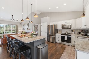 Microwave, oven, stovetop, dishwasher - The Countryside by Peaceful Peak (Fall Branch)