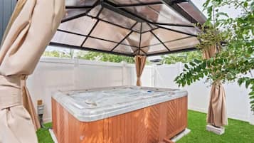 Bain à remous extérieur