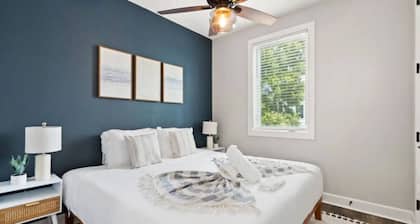 Luxury Downtown Townhouse With Private Jacuzzi - Steps From Armature Works!!!
