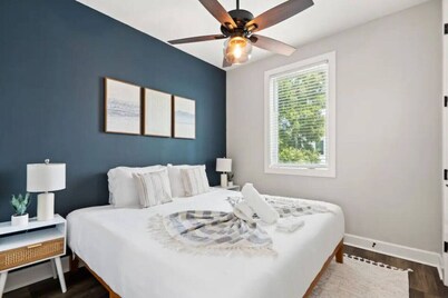 Luxury Downtown Townhouse With Private Jacuzzi - Steps From Armature Works!!!