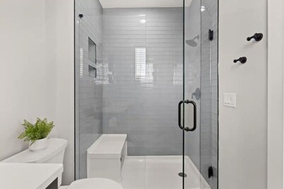 Luxury Downtown Townhouse With Private Jacuzzi - Steps From Armature Works!!!