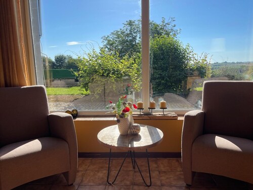 Fantastically located, spacious family home, unique views. Lots of space.Top with kids