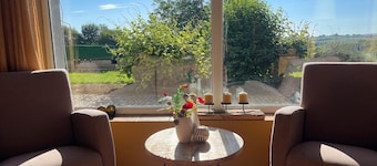 Fantastically located, spacious family home, unique views. Lots of space.Top with kids