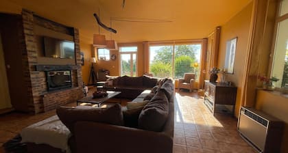 Fantastically located, spacious family home, unique views. Lots of space.Top with kids