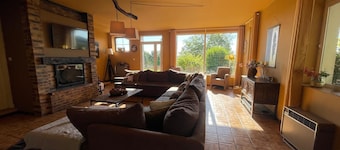 Fantastically located, spacious family home, unique views. Lots of space.Top with kids