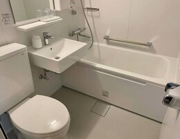 Habitación clásica con 1 cama doble o 2 individuales, vistas a la ciudad | Baño