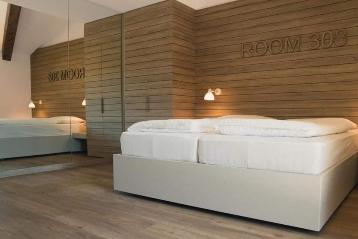 Chambre Standard Double ou avec lits jumeaux, vue montagne | Coffres-forts dans les chambres, bureau, rideaux occultants