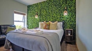 4 bedrooms, desk, iron/ironing board, travel cot