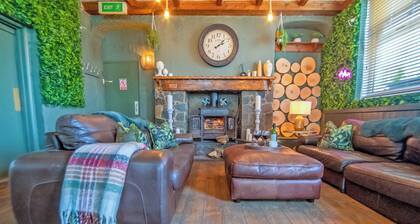 Unique Private Pub-Brecon Beacons sleeps up to 19 - Alderfalls