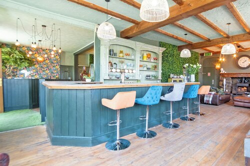 Private Pub-Brecon Beacons sleeps up to 19 - Alderfalls 