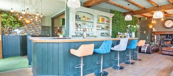 Private Pub-Brecon Beacons sleeps up to 19 - Alderfalls 