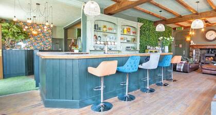 Private Pub-Brecon Beacons sleeps up to 19 - Alderfalls