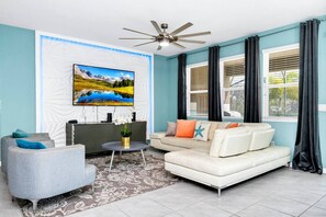 TV - The Elite Escape Villa, Heated Pool, Billiards (Davenport)