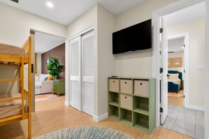 Room - 🔥 Heated Pool + Spa • Sleeps 10+ • Minutes to Siesta Key (Sarasota)