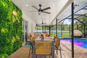 Outdoor dining - 🔥 Heated Pool + Spa • Sleeps 10+ • Minutes to Siesta Key (Sarasota)