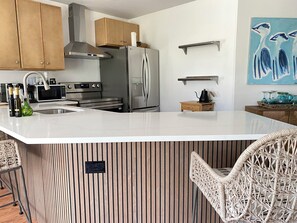 Microwave, oven, stovetop, dishwasher - The Sea Grass Edit: 5 steps to pool, 7 mins to beach, ground floor, new updates (Little River)