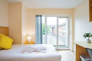 4 bedrooms, iron/ironing board, internet, bed sheets - Spacious 4 Bed Apartment in Limerick City (Limerick)