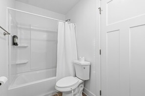 Shower, towels, soap, toilet paper - 2BR 5 Mins to Lucas Oil Perfect for March Madness Final 4 Weekend (Indianapolis)