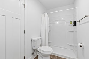 Shower, towels, soap, toilet paper - 2BR 5 Mins to Lucas Oil Perfect for March Madness Final 4 Weekend (Indianapolis)