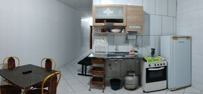 Refrigerador, parrilla de estufa, tetera eléctrica y tostadora 
