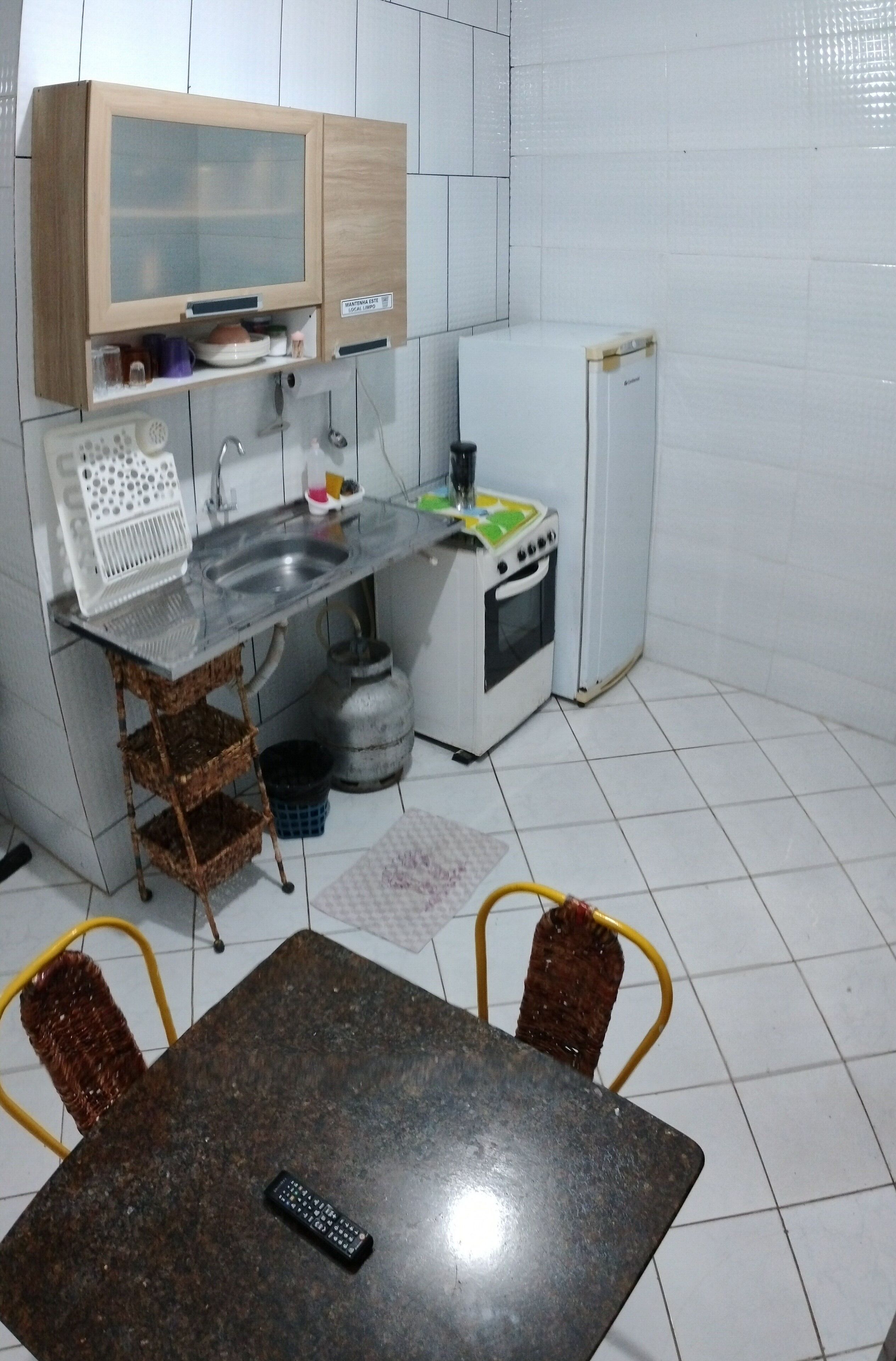 Frigorífic, placa de cuina, bullidora elèctrica i torradora 