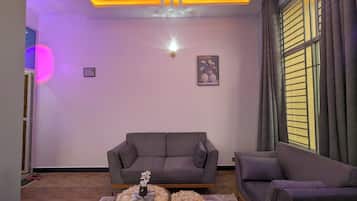 Enkeltrom – deluxe, hageutsikt | Oppholdsområde