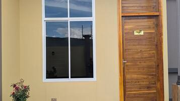 Enkeltrom – deluxe, hageutsikt | Utvendig detalj