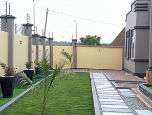 Lejlighed - udsigt til have | Overnatningsstedets område