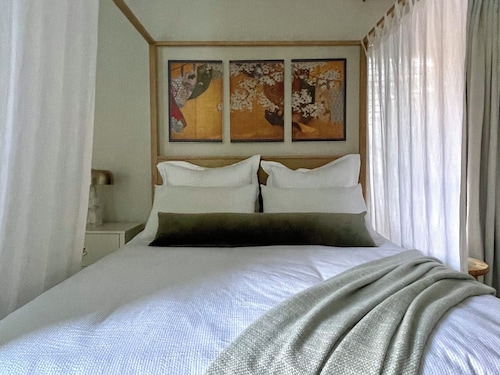 Peaceful Boutique Suite • Private Entry • Near Beach & Downtown
