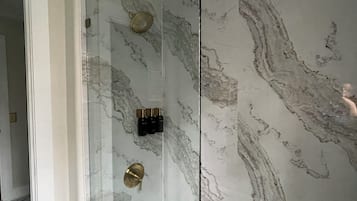 Sèche-cheveux, serviettes fournies, savon, shampoing