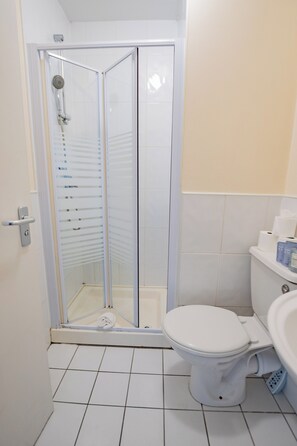 Shower, hair dryer, towels, soap - Spacious 4 Bed Apartment in Limerick City (limerick)