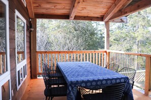 Outdoor dining - Secluded Luxury Cottage with Sauna, Private Swimming & Trails (L'Amable)