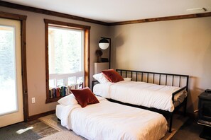 Room - Secluded Luxury Cottage with Sauna, Private Swimming & Trails (L'Amable)