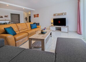 TV - SeaScape - Modern Seaview 2-bedroom apartment with prime area of Qawra (San Pawl il-Baħar)