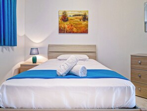 2 bedrooms, iron/ironing board, WiFi, bed sheets - SeaScape - Modern Seaview 2-bedroom apartment with prime area of Qawra (San Pawl il-Baħar)