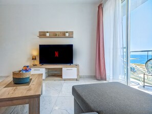 TV - SeaScape - Modern Seaview 2-bedroom apartment with prime area of Qawra (San Pawl il-Baħar)