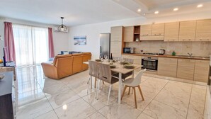 Un apartamento moderno con zona de comedor, cocina y sala de estar.