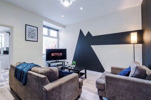 TV, video games, ping pong - Neat 4BR House | Pool Table | Free Parking (Greater Manchester)