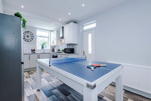 Fridge, microwave, oven, stovetop - Neat 4BR House | Pool Table | Free Parking (Greater Manchester)