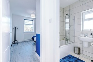 Hair dryer, towels - Neat 4BR House | Pool Table | Free Parking (Greater Manchester)
