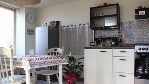 A kitchen with a dining table, chairs, a refrigerator, a stove, and a cabinet. - Accommodation surrounded by greenery, silence and privacy, a romantic escape from the city (Mozzano Torretta)